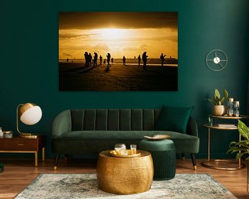Wandelaars genieten van het gouden uur in Scheveningen van Sander de Vries