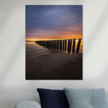 Das ruhige Meer bei Sonnenuntergang.