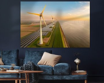 Windturbines en zonnepanelen aan de oever van een meer van Sjoerd van der Wal Fotografie