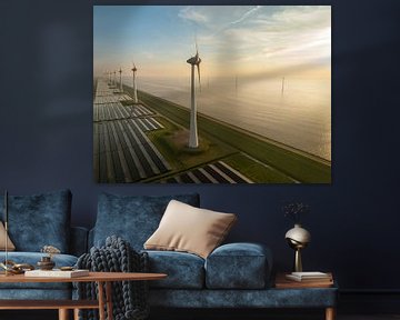Windturbines en zonnepanelen aan de oever van een meer van Sjoerd van der Wal Fotografie
