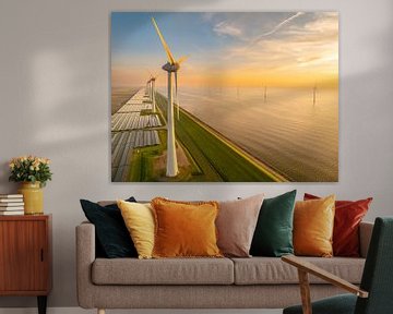Windturbines en zonnepanelen aan de oever van een meer van Sjoerd van der Wal Fotografie