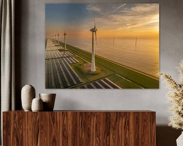 Windturbines en zonnepanelen aan de oever van een meer van Sjoerd van der Wal Fotografie