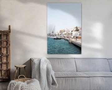 Griekse haven met boten en blauw water | fine art fotoprint van Kimberley Jekel