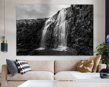 Kleine waterval aan de rand van het pad