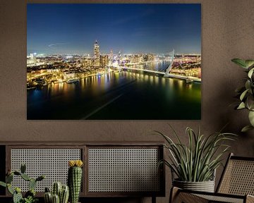 Skyline von Rotterdam bei Nacht mit Blick auf die Erasmusbrug über die von Sjoerd van der Wal Fotografie