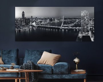 Skyline von Rotterdam bei Nacht mit Blick auf die Erasmusbrug über die von Sjoerd van der Wal Fotografie