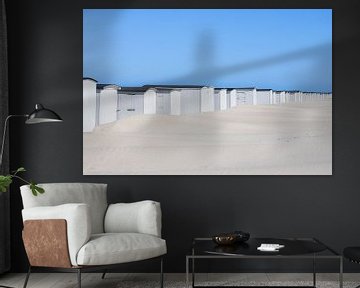 Witte strandhuisjes met blauwe lucht