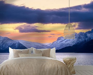 Bergen en rotsen in de winter bij Ørnes in Noorwegen