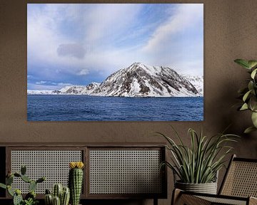 Bergen en rotsen in de winter in Finnmark, Noorwegen van Rico Ködder