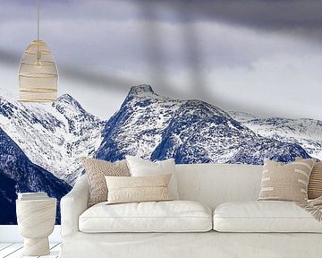 Bergen en rotsen in de winter bij Ørnes in Noorwegen