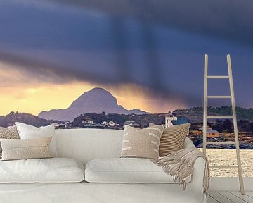 Bergen, rotsen en bakens bij Brønnøysund in Noorwegen