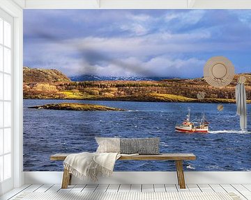 Rotsen en vissersboot in de winter bij Sortland in Noorwegen