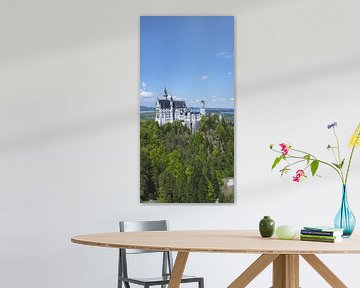 Panoramablick auf ein Märchenschloss: Neuschwanstein und die Pöllatschlucht