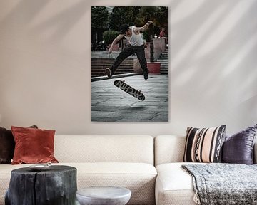 Street Moment - Un skateboarder sur la place