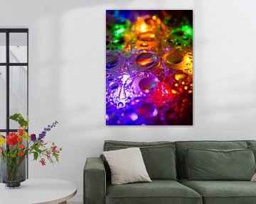 Waterdruppels op verlicht plastic oppervlak van Mixed media vector arts