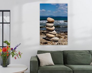 Stapel evenwichtsstenen op het strand Verticaal van Animaflora PicsStock