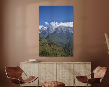 Besneeuwde bergtoppen in Tiger Leaping Gorge van Minimalistiche reisfotografie by.Rieneke