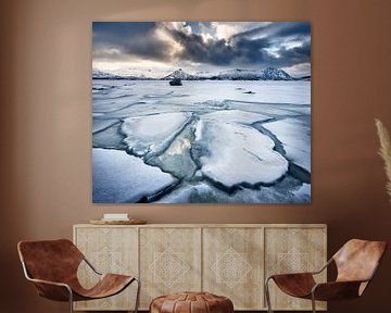 Winter landschap met bevroren meer in noord Noorwegen van Chris Stenger