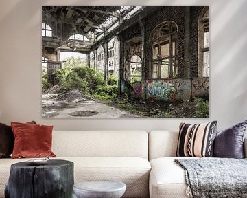 graffiti in een overwoekerd gebouw van Margit Houtman