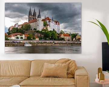 Het kasteel Albrechtsburg in Meissen torent hoog boven de Elbe uit van Holger Spieker