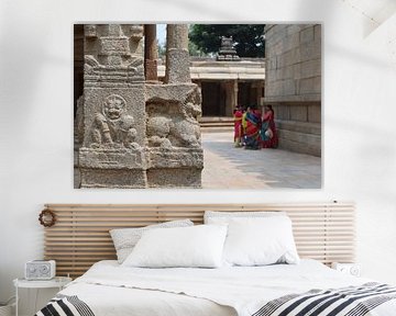 Reisefotografie: Gruppe bunter Frauen im Veerabhadra-Tempel, Lepakshi, Indien