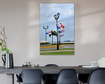 Die Straßenlaternen der Stadt und ihre Fahnen