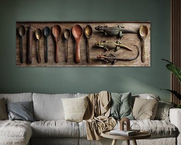 Vintage lepels en hagedissen op houten ondergrond panorama