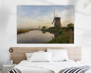 Molens aan de Molendijk in Schermerhorn tijdens een mistige zonsopkomst van Bram Lubbers