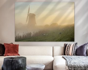Schapen op de dijk bij de molen in Schermerhorn tijdens een mistige zonsopkomst van Bram Lubbers