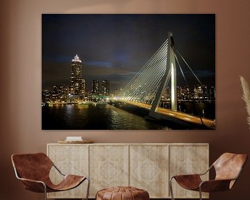 Rotterdam Skyline met Erasmusbrug bij Nacht van Studio Ypie