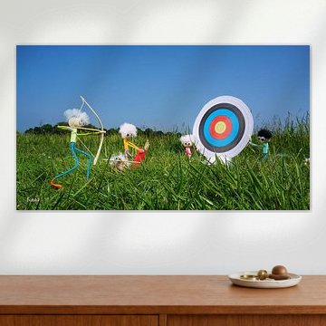 Fubbys Bogenschießen auf dem Rasen.