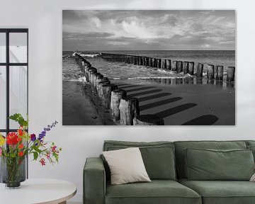 Strand Oostkapelle met stormbrekers in zwart en wit van anne droogsma