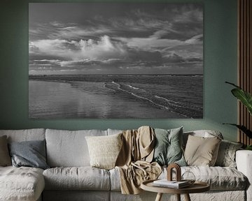 strand bij Oostkapelle in Zeeland in zwart en wit van anne droogsma