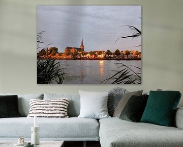Die Skyline des schönen Kampen bei Sonnenaufgang bewundern von Heleen Stulp