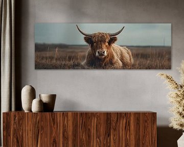 Highland koe in herfstige duinen panorama van Digitale Schilderijen