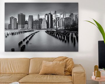 New Yorker Skyline von Pier 1 Brooklyn schwarz und weiß von Marco Rutten