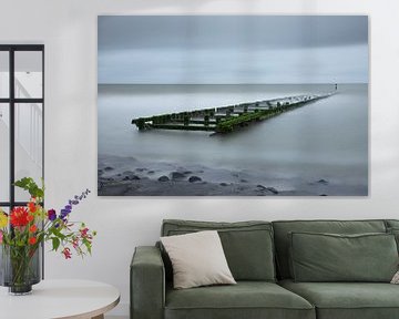 Golfbrekers aan de Nederlandse kust bij West-Kapelle in Zeeland van Jan van der Vlies