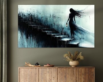 Femme avec une lanterne dans un escalier sombre sur Frank Heinz