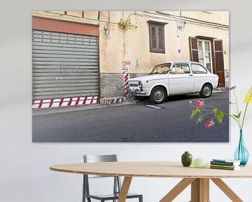 Witte oldtimer in het historische centrum van Palermo van Silva Wischeropp