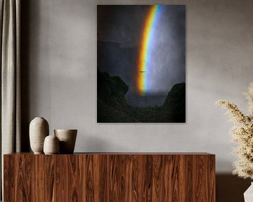 Möwe fliegt durch den Regenbogen am Skógafoss in Island von Esmée Fotografeert