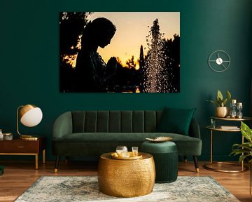 Vrouw en fontein bij zonsondergang van Art & Soul Creations