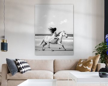Boho Paarden Meisje Zwart Wit Strand Fotografie van Dagmar Pels