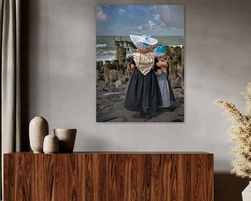 Zeeuws meisjes in Arnemuidse dracht. van Lisette van Peenen