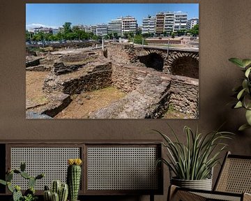 Oude ruïnes van de oude Romeinse aquaductmarkt in de stad Thessaloniki in Griekenland van Animaflora PicsStock