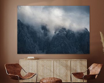 Ruwe bergpieken in de mist van Dylan Shu Photography