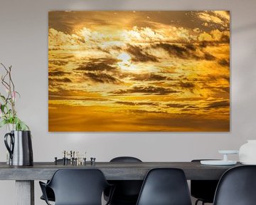Zon achter de wolken in een gouden lucht van Martien Janssen