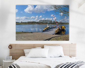 Die Bronkhorster Fähre auf dem Fluss IJssel zwischen Bronkhorst und Brummen