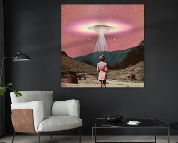 Een vrouw onder een UFO van Samantha Hearn