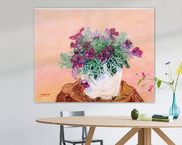Paarse bloemen in een witte vaas