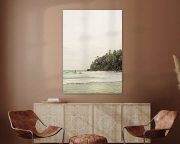Rustig strandlandschap met weelderige palmbomen van Shot by Clint
